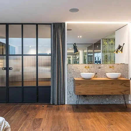 Artistic, Light And Spacious 3-bedrooms Appartement