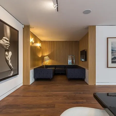 Artistic, Light And Spacious 3-bedrooms Apartment